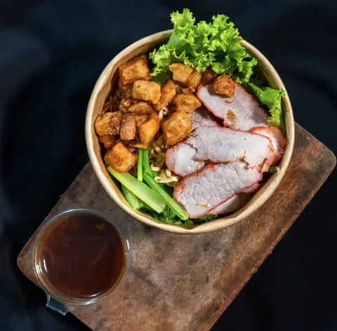 Hình ảnh Mì trộn xá xíu tóp mỡ