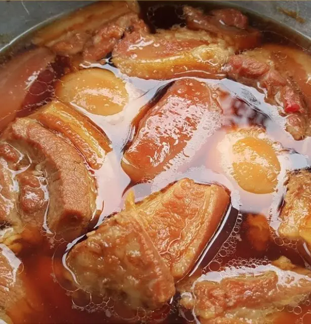 Hình ảnh Thịt kho trứng chả