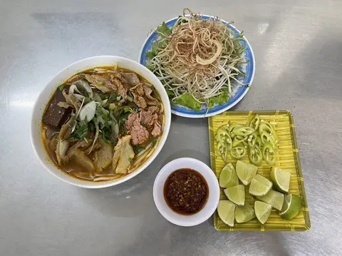 Hình ảnh Bún bò giò - gân