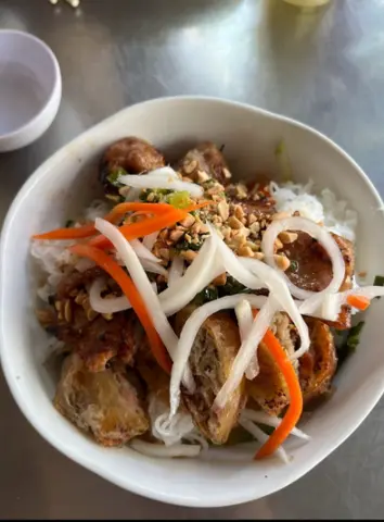 Hình ảnh Bún thịt nướng thập cẩm 
