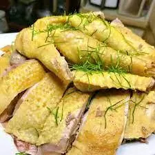Hình ảnh 1 con gà chặt lá chanh