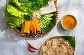 Hình ảnh Ba rọi bò cuốn bánh tráng rau rừng