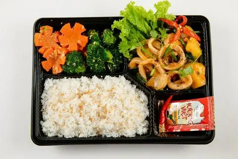 Hình ảnh Cơm mực xào rau củ - canh