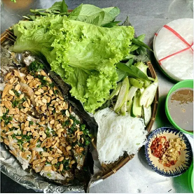 Hình ảnh Cá lóc nướng rau rừng - con nhỏ