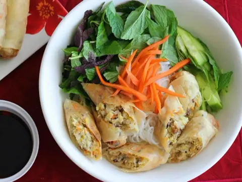 Hình ảnh Bún tươi rau sống chả giò chay