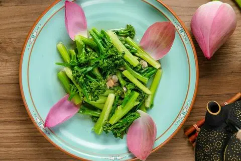 Hình ảnh Súp lơ baby xào đậu phộng - stir - fried sauteed baby broccoli with peanuts - ve45