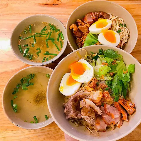 Hình ảnh Hủ tiếu trứng lòng đào