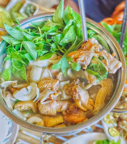 Hình ảnh Lẩu gà lá é - 4 người