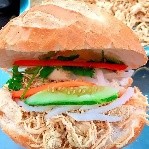 Hình ảnh Bánh mì cóc gà xé