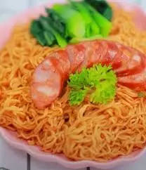 Hình ảnh Mì indo xúc xích nóng hổi 