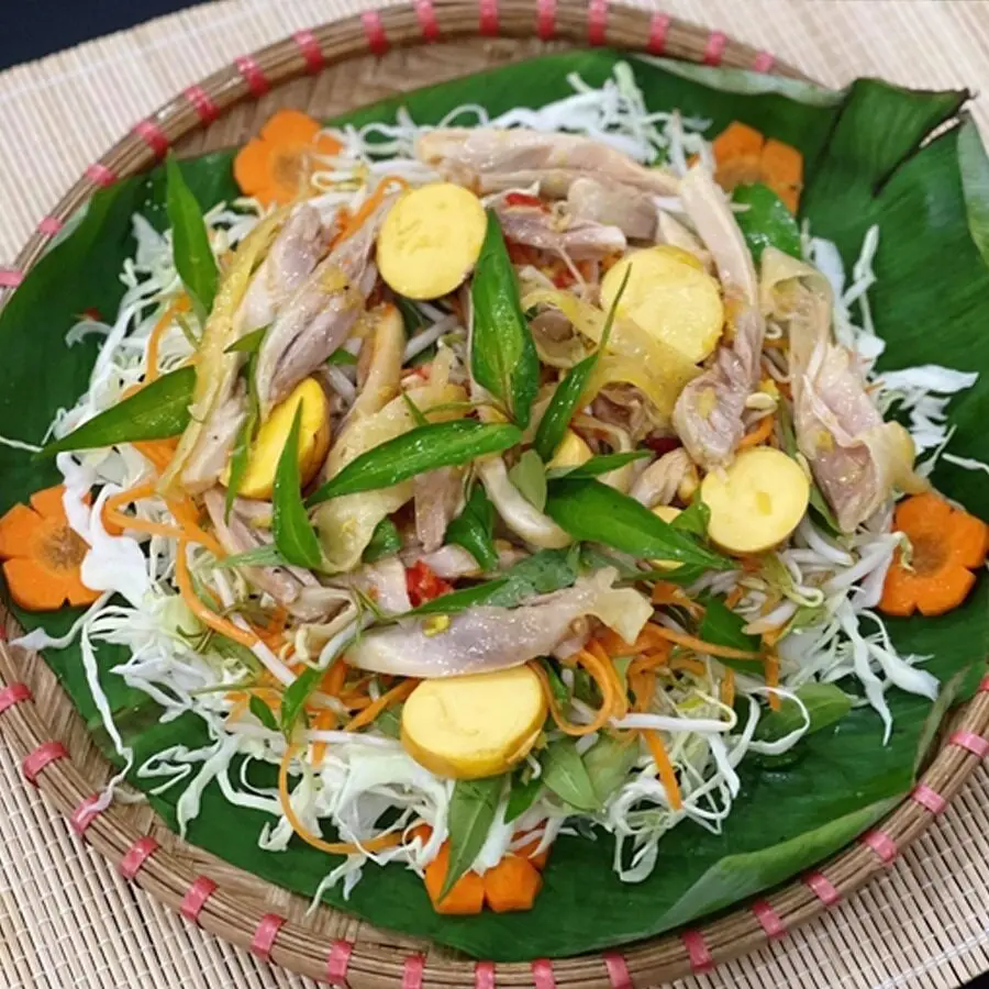 Hình ảnh Gà nửa con xé phay trộn chung với rau