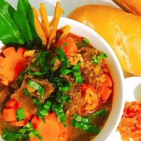 Hình ảnh Hủ tiếu mì bò kho - Bánh mì