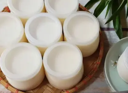 Hình ảnh Sữa chua hũ truyền thống