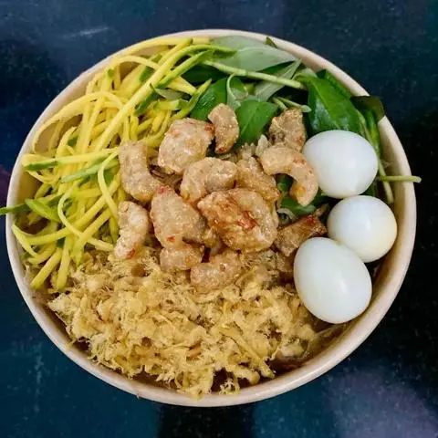 Hình ảnh Bánh tráng trộn sốt tắc chà bông trứng cút tóp mỡ