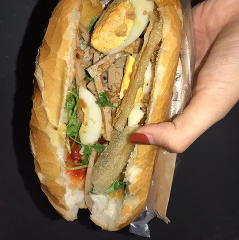 Hình ảnh Bánh mì chả heo - trứng