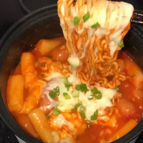 Hình ảnh Tokbokki phô mai tan chảy