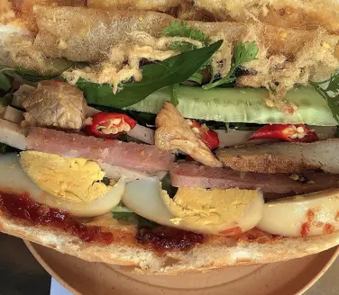 Hình ảnh Bánh mì thịt lụi xiên que - trứng - chả heo