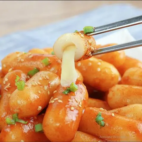 Hình ảnh Bánh gạo nhân phô mai sốt Hàn