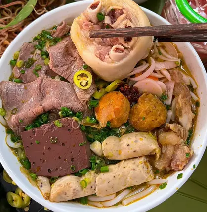 Hình ảnh Bún bò đầy đủ sụn
