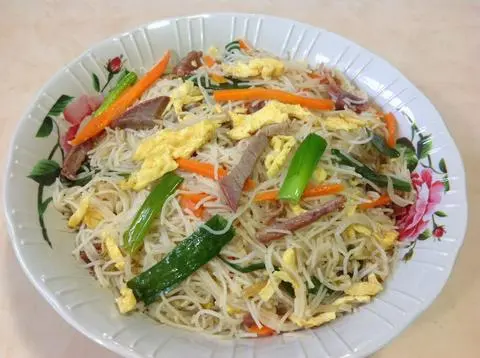 Hình ảnh Bún gạo xào trứng thịt xá xíu