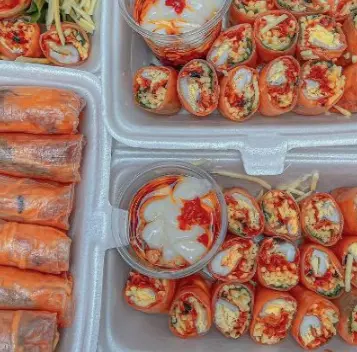 Hình ảnh Bánh tráng cuộn chấm sốt me bơ