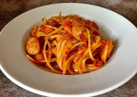 Hình ảnh Mỳ xúc xích sốt cà chua tươi