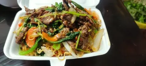 Hình ảnh Mì xào bò hộp