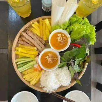 Hình ảnh Nem nướng Nha Trang cuốn bánh tráng