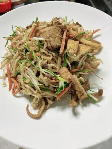 Hình ảnh Phở áp chảo sala - xào đen - Fried black noodle