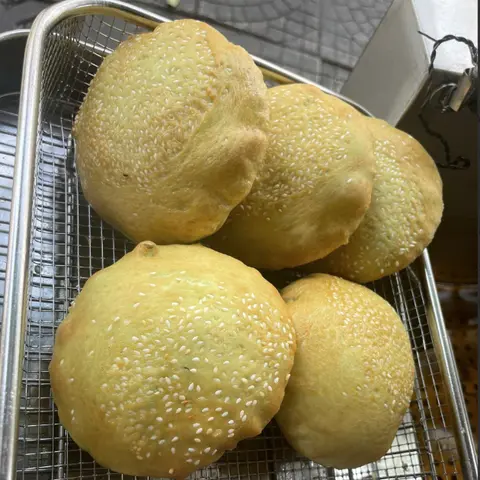 Hình ảnh Bánh tiêu lá dứa