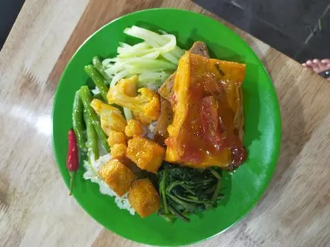 Hình ảnh Cơm thập cẩm - đậu hũ sốt cà