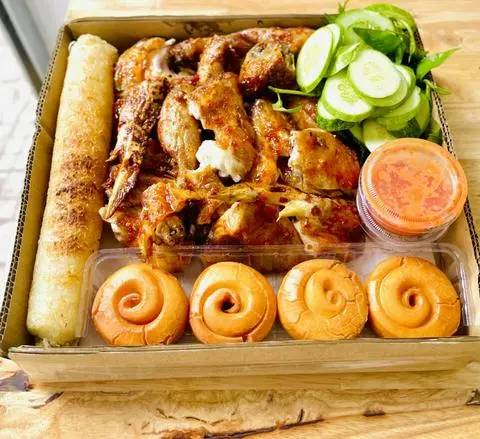 Hình ảnh Gà nướng nguyên con - 1 cơm lam - 4 bánh bao