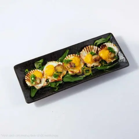 Hình ảnh Sò điệp Nhật nướng trứng cút full topping