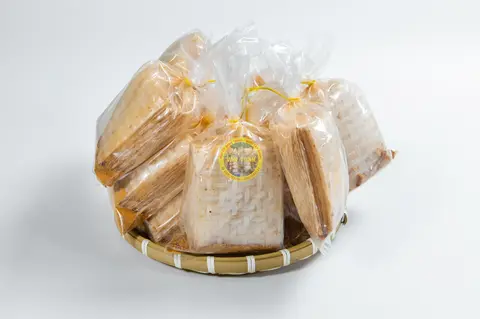 Hình ảnh Bánh tráng muối nhuyễn tôm cay ngọt vuông