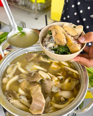 Hình ảnh Lẩu gà lá é - 6 người