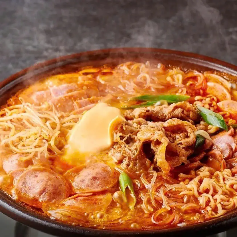 Hình ảnh Lẩu kim chi thịt heo và xúc xích - 뜨거운 냄비