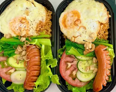 Hình ảnh Mì trộn trứng xúc xích
