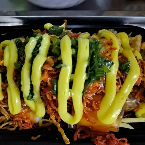 Hình ảnh Bánh tráng cuốn thập cẩm sốt bò đặc biệt