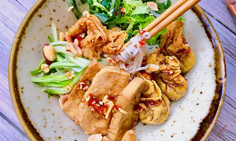 Hình ảnh Bún xào hoành thánh chiên chay