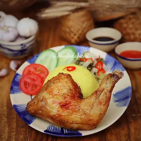 Hình ảnh Cơm Gà Xối Mỡ (Đùi Lớn Góc Tư)