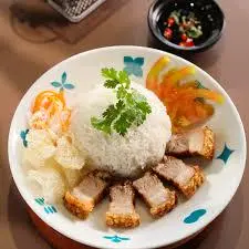 Hình ảnh Cơm heo quay da giòn đặc biệt