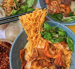 Hình ảnh Mì trộn phá lấu vị truyền thống