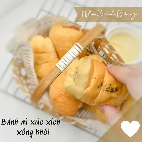 Hình ảnh Bánh mì xúc xích xông khói mini