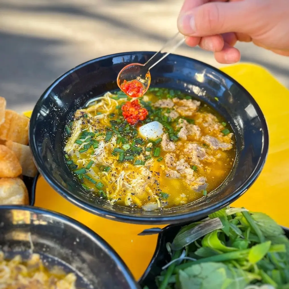 Hình ảnh Bánh canh Hà Lan gà xé trứng cút