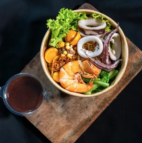 Hình ảnh Mì trộn hải sản sốt Thái