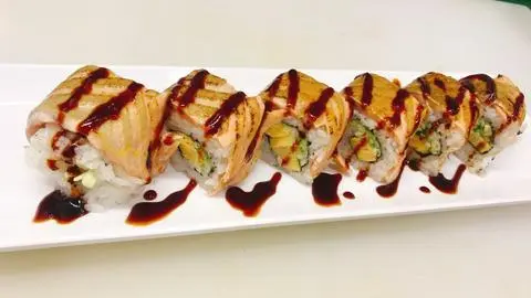 Hình ảnh Cuộn salmon tataki