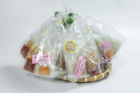Hình ảnh Bánh tráng chấm nước sốt thái