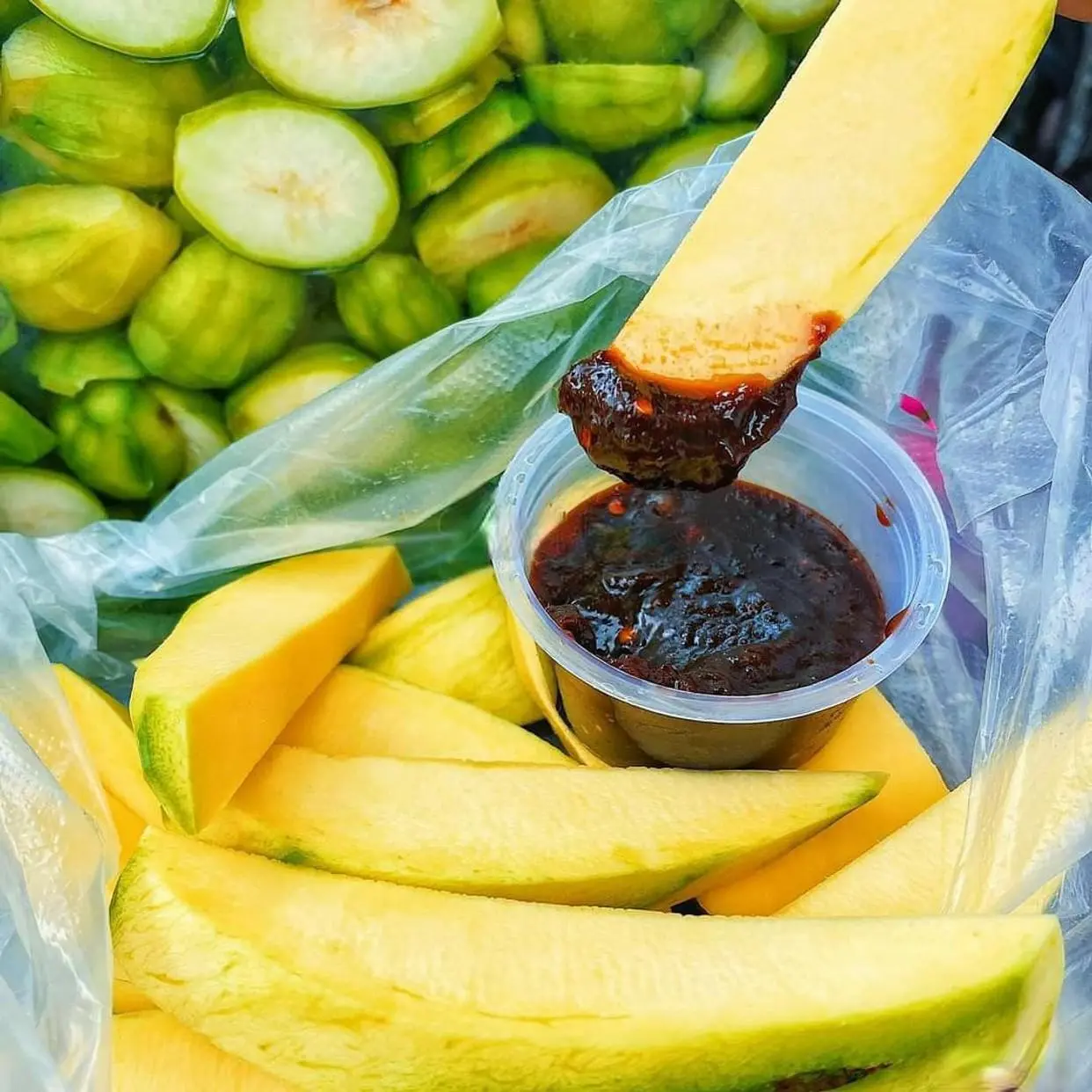 Hình ảnh Xoài Chấm Mắm Ruốc