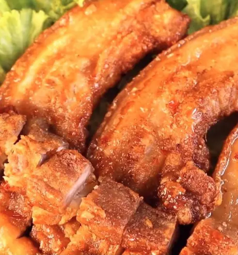 Hình ảnh Cơm thịt ba chỉ chiên giòn sốt bơ tỏi