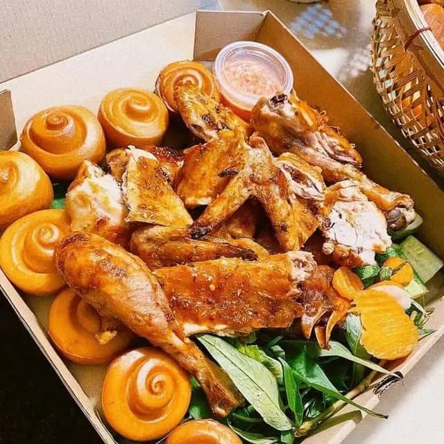 Hình ảnh Combo 2 - 1 gà nướng nguyên con - 10 bánh bao